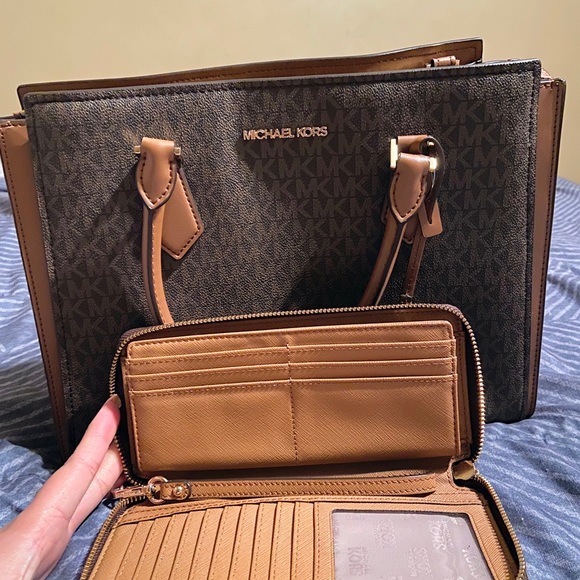 Michael Kors purse with matching wallet - Picture 3 of 8